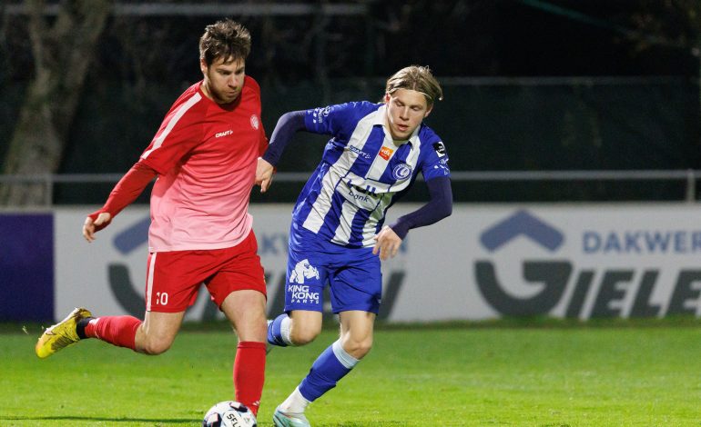 Foto: Jens Petter Hauge im Zweikampf während eines Freundschaftsspiels seines Klubs KAA Gent gegen KRC Gent.