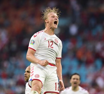 Kasper Dolberg bejubelt ein Tor im Trikot von Dänemark