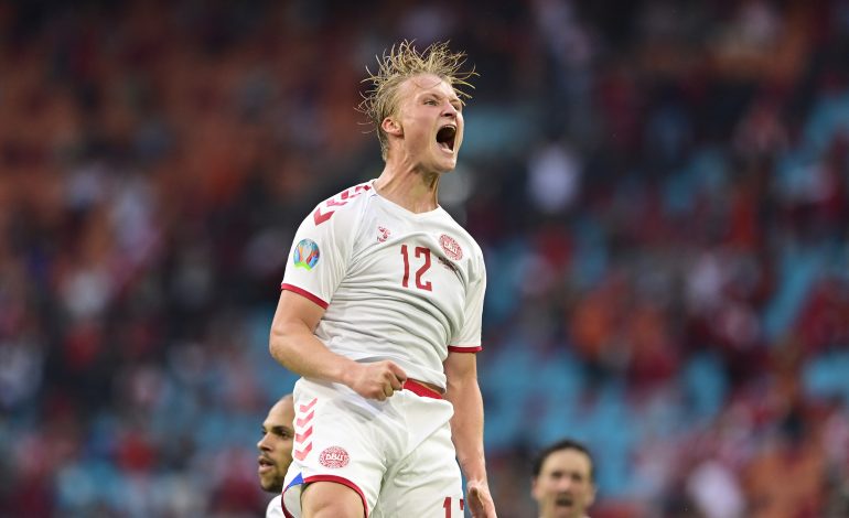 Kasper Dolberg bejubelt ein Tor im Trikot von Dänemark