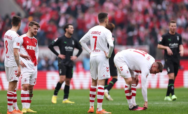 Vier Spieler des FC. Köln und zwei Spieler der Borussia Mönchengladbach stehen während dem Rheinderby auf dem Platz.