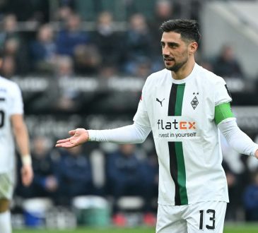 Lars Stindl zuckt mit den Achseln. Im Hintergrund Ramy Bensebaini