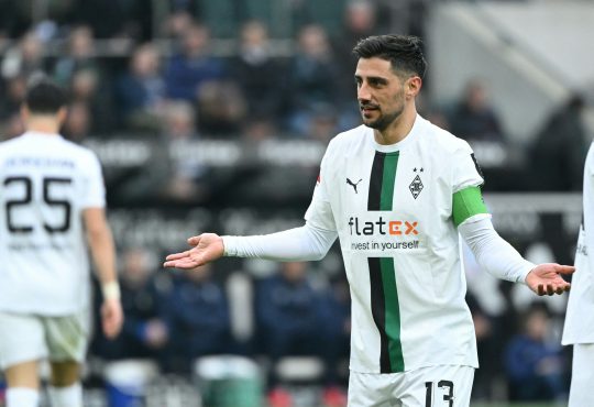 Lars Stindl zuckt mit den Achseln. Im Hintergrund Ramy Bensebaini