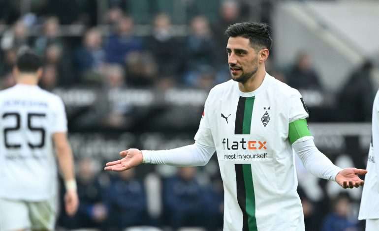 Lars Stindl zuckt mit den Achseln. Im Hintergrund Ramy Bensebaini