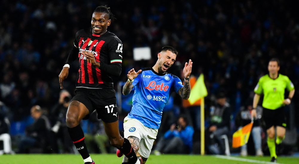 Rafa Leao vom AC Milan läuft mit dem Ball davon, während ein Neapel Spieler hinfällt.