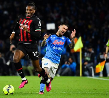 Rafa Leao vom AC Milan läuft mit dem Ball davon, während ein Neapel Spieler hinfällt.