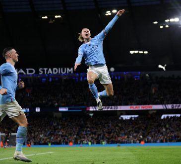 Erling Haaland spring bei seinem Jubel in der Luft. Neben ihm Phil Foden