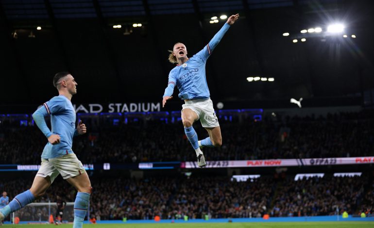 Erling Haaland spring bei seinem Jubel in der Luft. Neben ihm Phil Foden