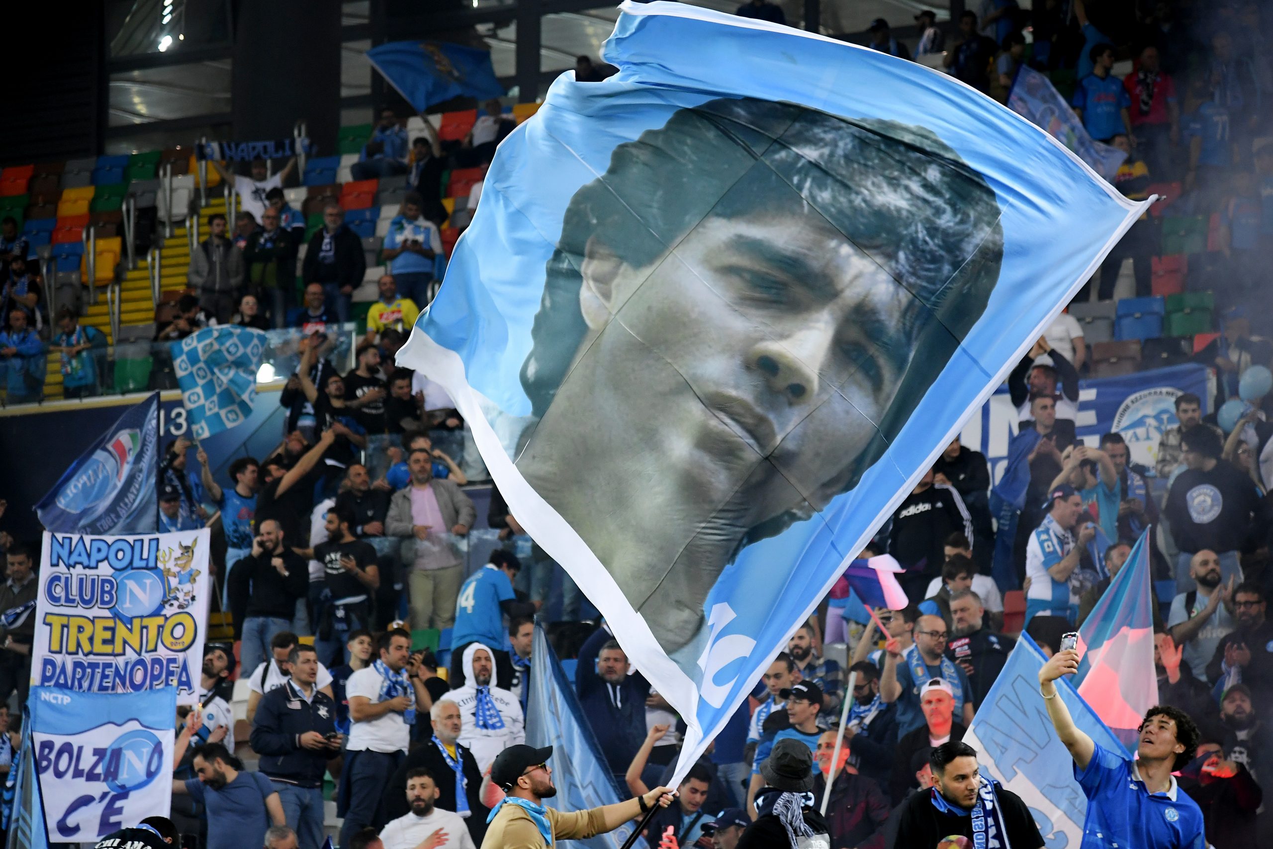 Maradona-Flagge beim 1:1 von Neapel gegen Udinese Calcio.