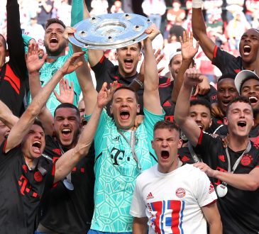 Die Spieler des FC Bayern feiern die Meisterschaft. Manuel Neuer im Zentrum hält die Meisterschale in die Höhe.