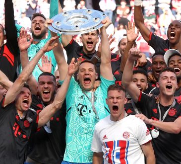 Die Spieler des FC Bayern feiern die Meisterschaft. Manuel Neuer im Zentrum hält die Meisterschale in die Höhe.