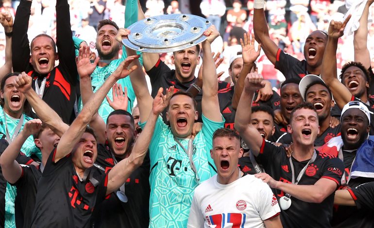 Die Spieler des FC Bayern feiern die Meisterschaft. Manuel Neuer im Zentrum hält die Meisterschale in die Höhe.