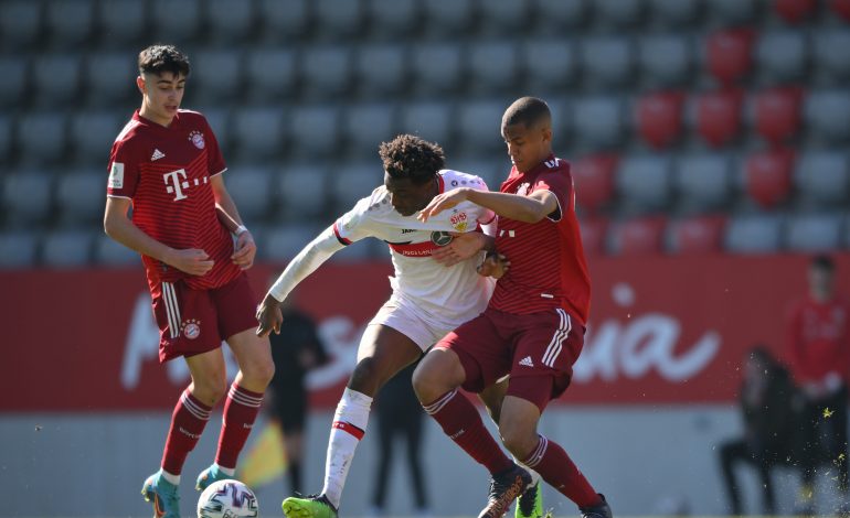 Tarek Buchmann (rechts im Bild) wird ab der kommenden Saison mit den Profis des FC Bayern München mittrainieren. Foto: Sebastian Widmann/Getty Images