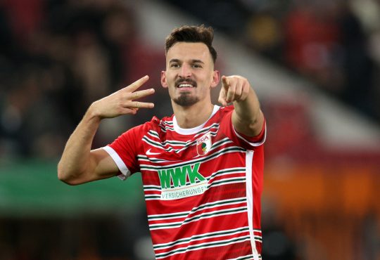Mergim Berisha hat das Interesse des VfL Wolfsburg geweckt. Als seinen Nachfolger hat der FC Augsburg Mathys Tel im Blick.