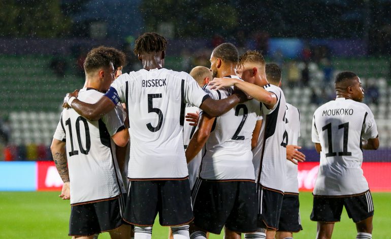 Die DFB-Auswahl braucht neben Teamgeist und einem Sieg gegen England auch einen Erfolg Israels über Tschechien, um das Viertelfinale zu erreichen.