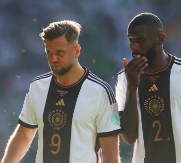 Niclas Füllkrug hört Antonio Rüdiger zu