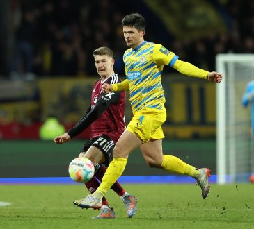 Florian Flick im Trikot des 1. FC Nürnberg, im Zweikampf um den Ball gegen Eintracht Braunschweig.