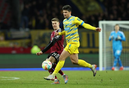 Florian Flick im Trikot des 1. FC Nürnberg, im Zweikampf um den Ball gegen Eintracht Braunschweig.