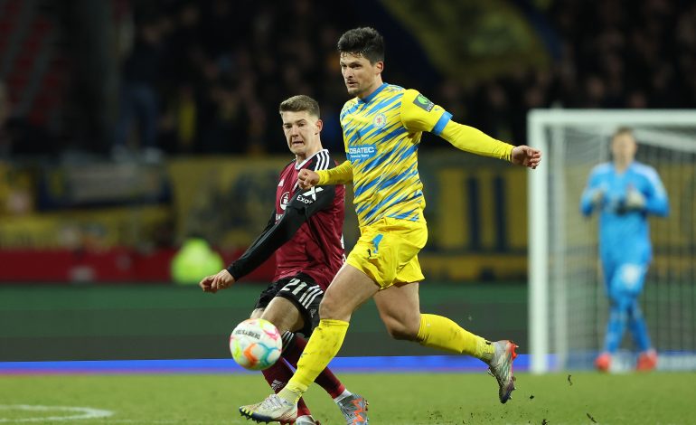 Florian Flick im Trikot des 1. FC Nürnberg, im Zweikampf um den Ball gegen Eintracht Braunschweig.