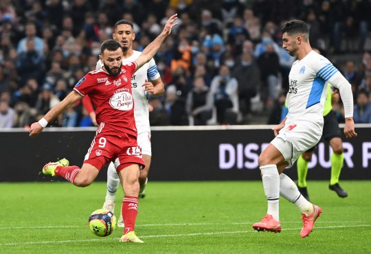 Franck Honorat steht, umringt von zwei Marseille Spielern, kurz vor dem Torabschluss