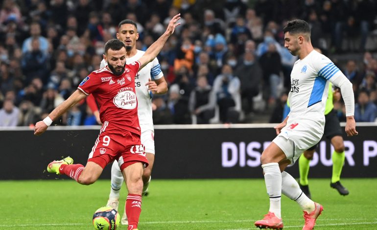 Franck Honorat steht, umringt von zwei Marseille Spielern, kurz vor dem Torabschluss