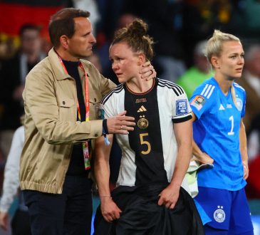 Martina Hegering im Arm eines Mannes nachdem ausscheiden aus der Gruppenphase der Frauen Fußball WM