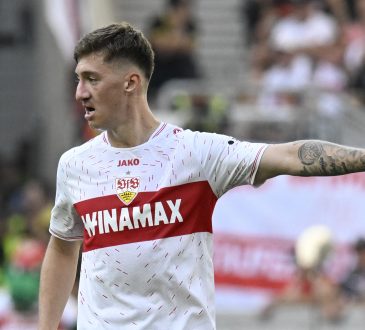 Angelo Stiller vom VfB Stuttgart zeigt die Marschrichtung an