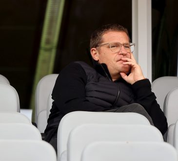 Max Eberl nachdenklich auf einer Tribühne