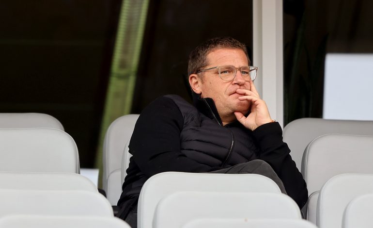 Max Eberl nachdenklich auf einer Tribühne