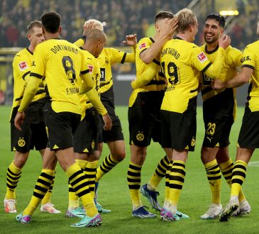Die Spieler von Borussia Dortmund feiern die Führung gegen Werder Bremen.