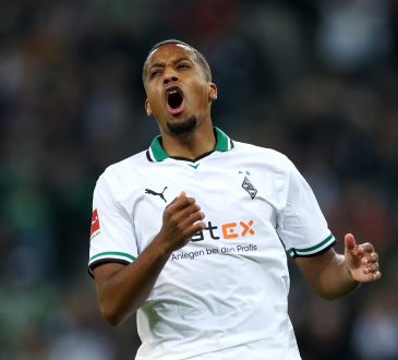 Alassane Plea ärgert sich nach vergebener Torchance