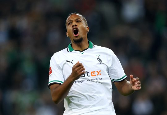 Alassane Plea ärgert sich nach vergebener Torchance