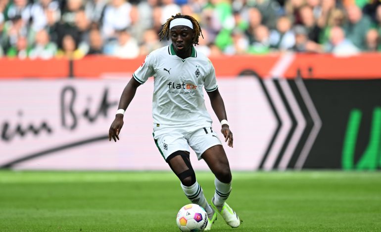 Manu Koné von Gladbach am Ball