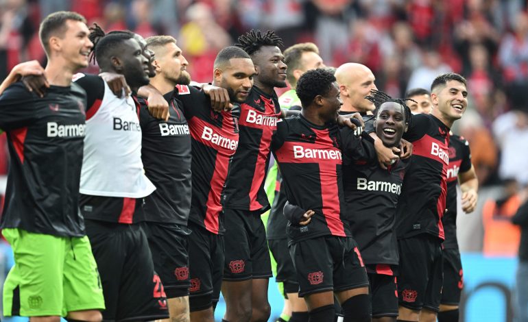 Die Spieler von Bayer Leverkusen feiern gemeinsam ihren Sieg gegen den 1. FC Köln