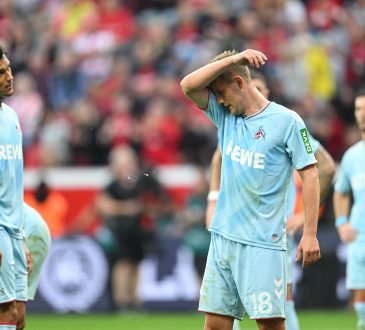 Davie Selke und Rasmus Carstensen halten sich die Hände vor Enttäuschung vors Gesicht. Das ganze ist nach der Derbyniederlage gegen Bayer Leverkusen.