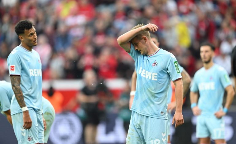 Davie Selke und Rasmus Carstensen halten sich die Hände vor Enttäuschung vors Gesicht. Das ganze ist nach der Derbyniederlage gegen Bayer Leverkusen.