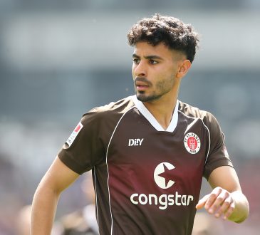 Elias Saad im Trikot von St. Pauli