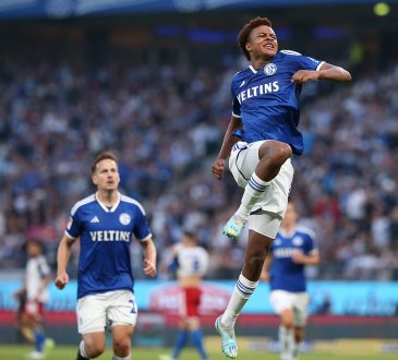 Assan Ouedraogo jubelt im Schalke Trikot