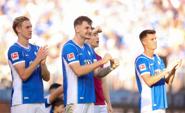 Spieler von Darmstadt 98 feiern den Sieg