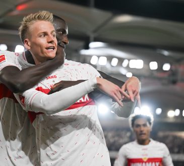 Serhou Guirassy und Chris Führich vom VfB Stuttgart bejubeln ein Tor