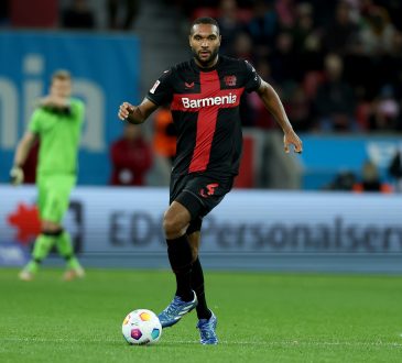 Jonathan Tah mit dem Ball am Fuß im Spiel gegen Freiburg