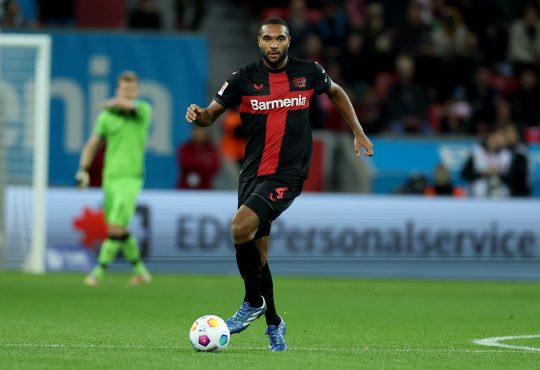 Jonathan Tah mit dem Ball am Fuß im Spiel gegen Freiburg