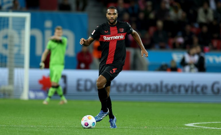 Jonathan Tah mit dem Ball am Fuß im Spiel gegen Freiburg