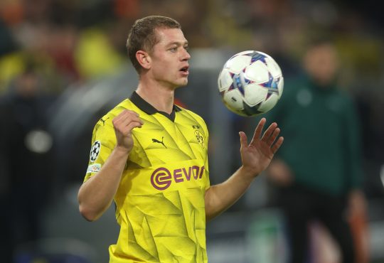 Julian Ryerson mit Ball vor dem Einwurf
