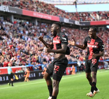 Victor Boniface und Jeremie Frimpong feiern zusammen ein Tor.