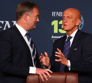 Pierluigi Collina im Gespräch mit dem CEO der Schottischen Liga.