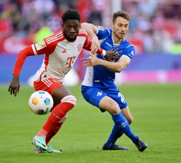 Alphonso Davies im Zweikampf um den ball. Im Spiel gegen Darmstadt.