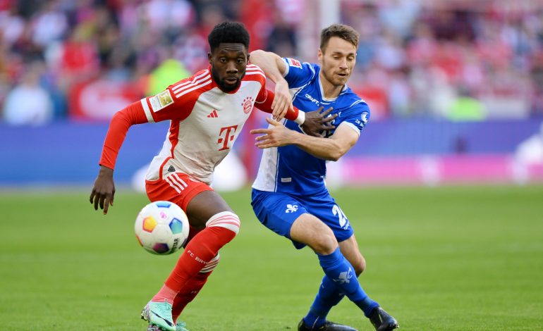 Alphonso Davies im Zweikampf um den ball. Im Spiel gegen Darmstadt.