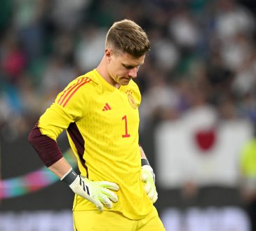 Marc-André Ter Stegen schaut, im Trikot der Nationalmannschaft, betreten zu Boden