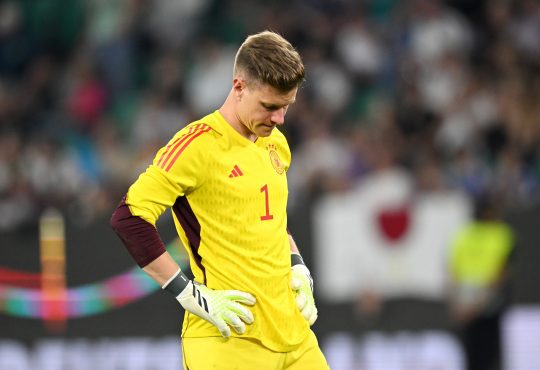 Marc-André Ter Stegen schaut, im Trikot der Nationalmannschaft, betreten zu Boden
