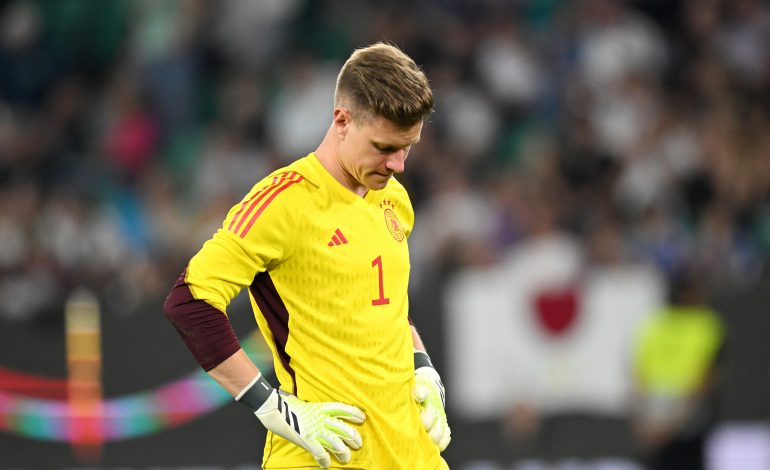 Marc-André Ter Stegen schaut, im Trikot der Nationalmannschaft, betreten zu Boden